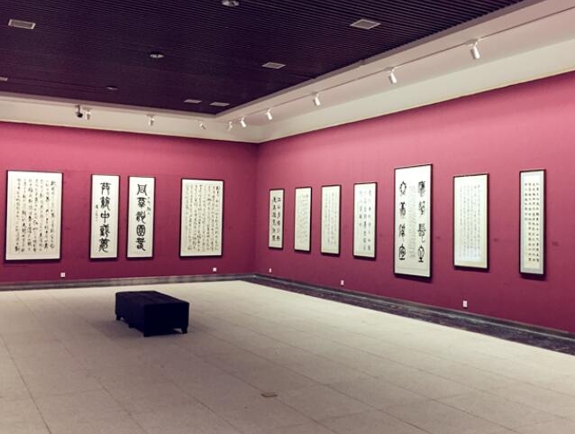 “bevictor伟德杯”职工书画摄影展在崔振宽美术馆发展